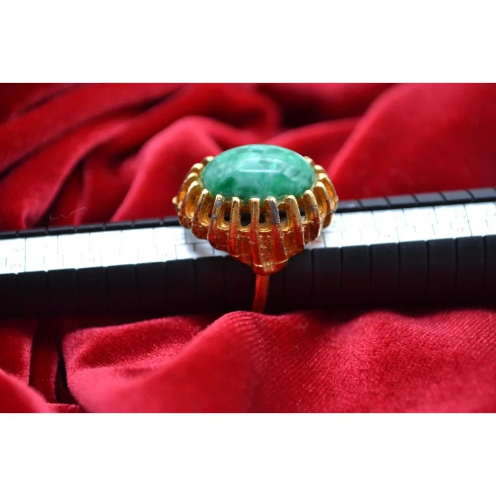 Gorgeous green stone gold tone ring costume jewelry fits size 6‎